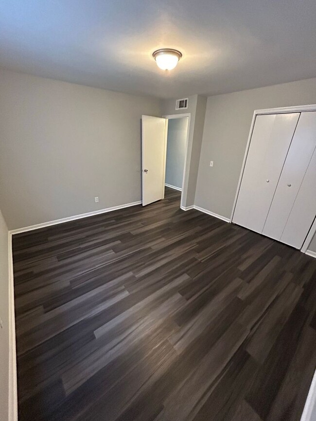 Building Photo - 2 Bedroom Apartment in Carrollton City Lim...