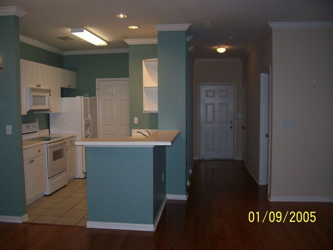 Foto del edificio - 3 Bedroom/ 2 Bathroom Condo in August!