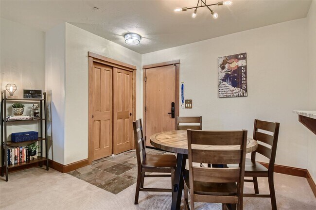 Building Photo - Evolve Real Estate: Fully Furnished Stylis...