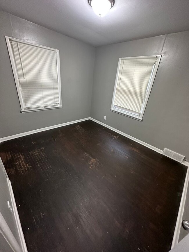 Building Photo - $1095 - 4 bed 1.5 bath single family home ...