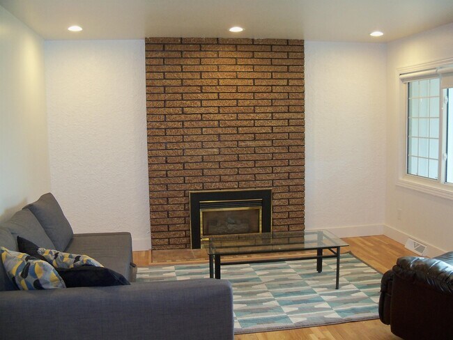 Building Photo - 1739 Maurine St