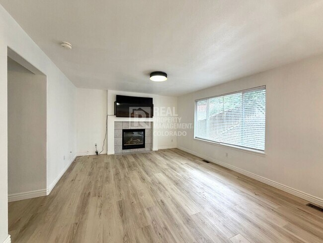 Foto del edificio - 4575 E Hunterwood Dr