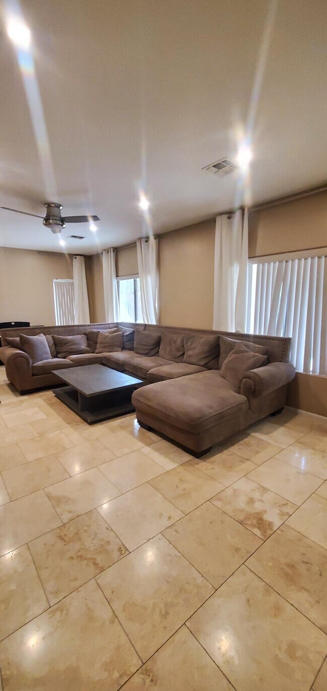 Building Photo - 4433 E Desert Sands Dr