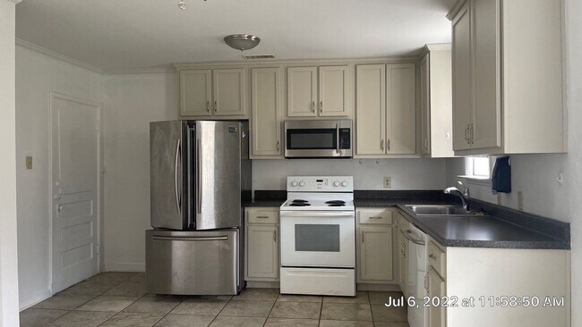 Building Photo - Large 4 bedroom home in the U of M Area! A...