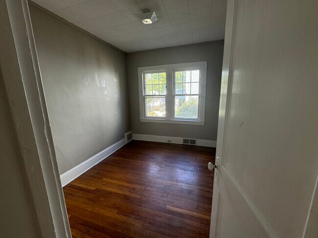 Bed 1 - 2562 Queenston Rd
