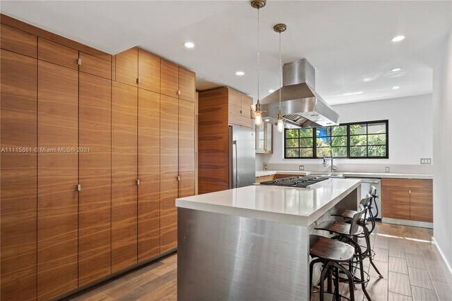 Foto del edificio - 2655 Pine Tree Dr