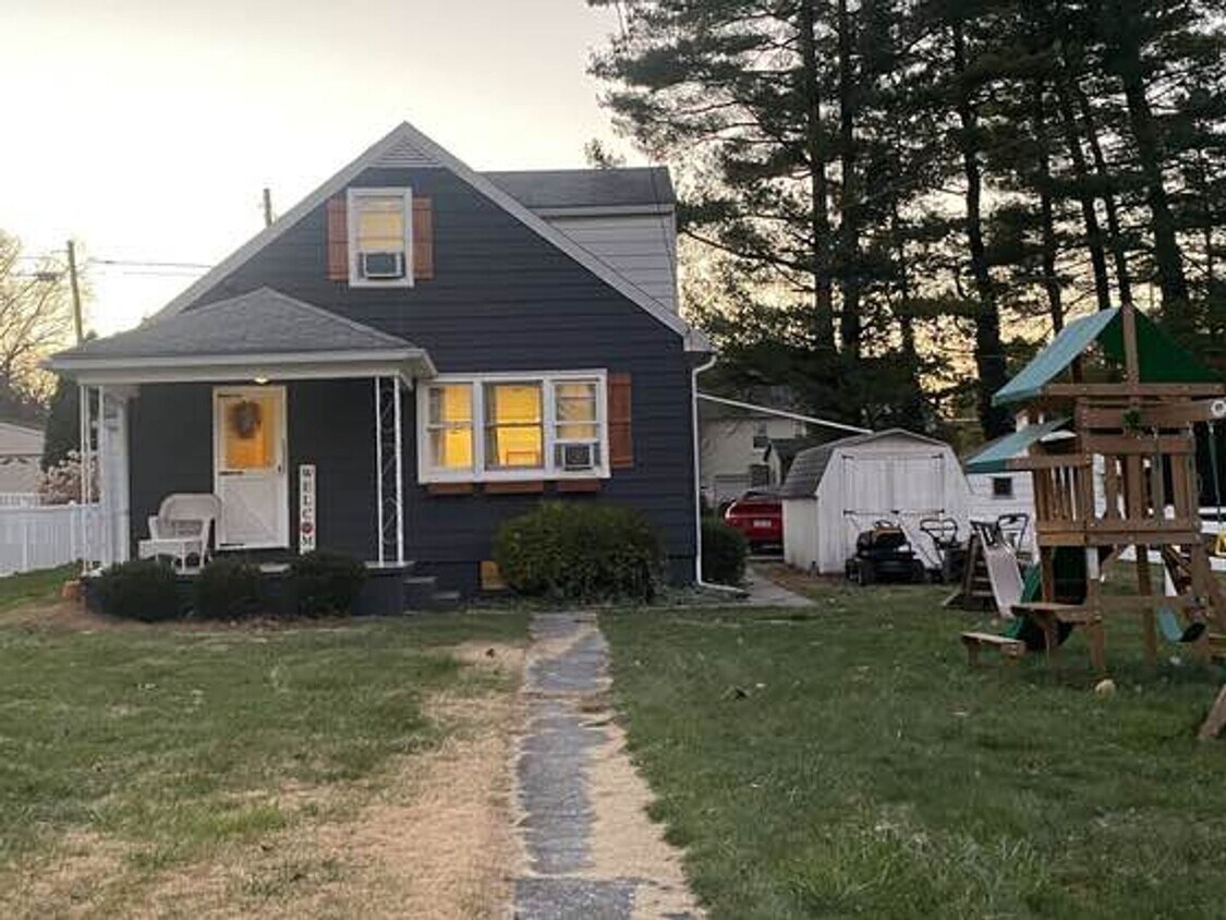 Primary Photo - 3 Bed 1 Bath Detached House in Lebanon