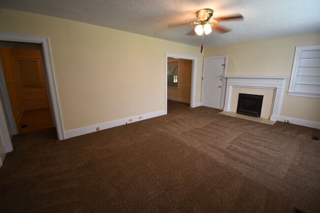 Foto del edificio - Large 2 Bedroom Home For Rent Near Madison Street!