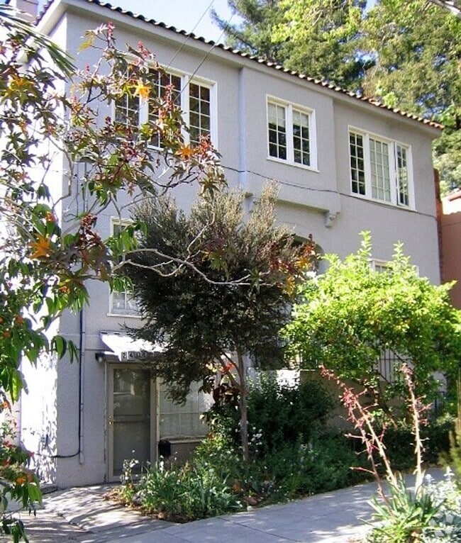 Building Photo - 2415 Virginia St