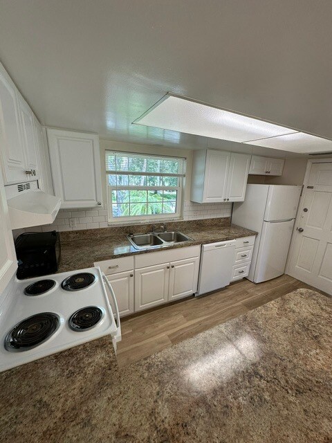 Building Photo - 55 Country Club Dr