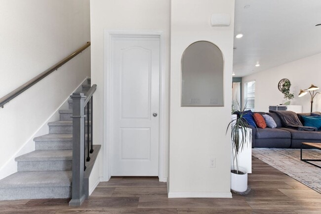 Building Photo - Beautiful 2 bedroom, 2.5 bath townhome in Mosaic