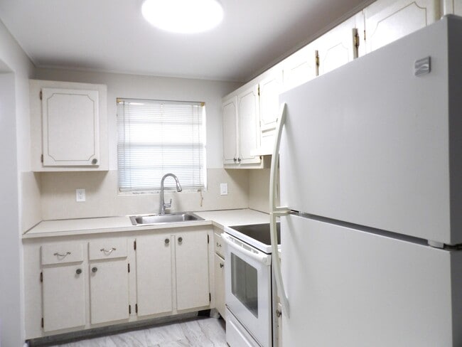 Foto del edificio - 1638 Embassy Dr