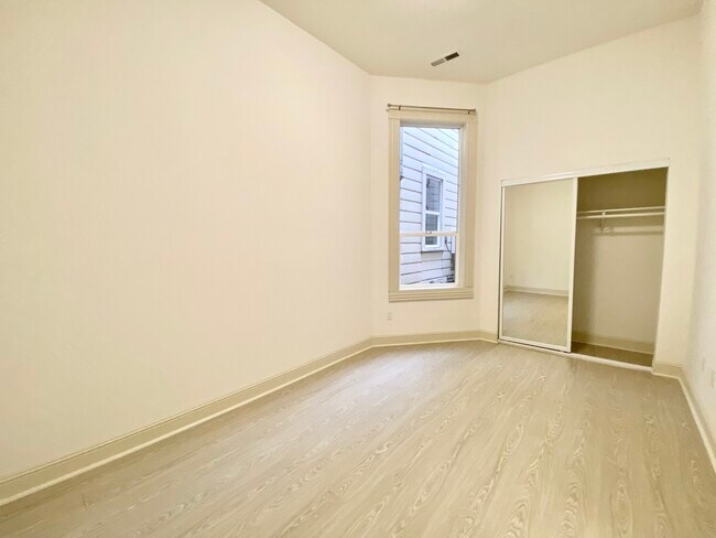 Building Photo - 415 S Van Ness Ave