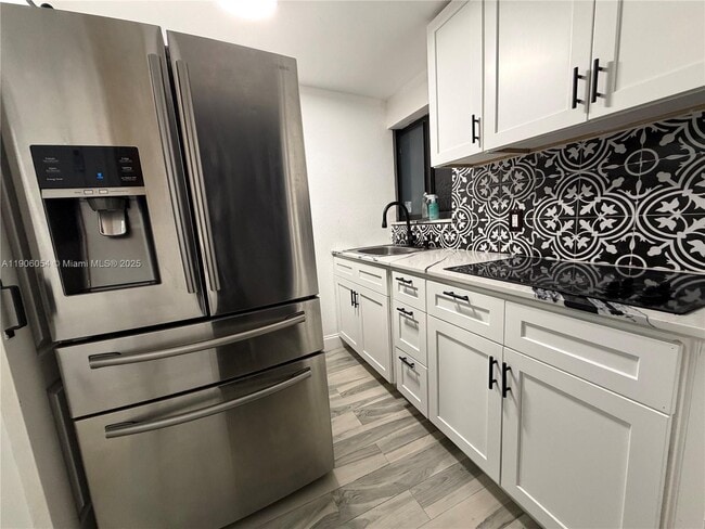 Foto del edificio - 301 NE 172nd St