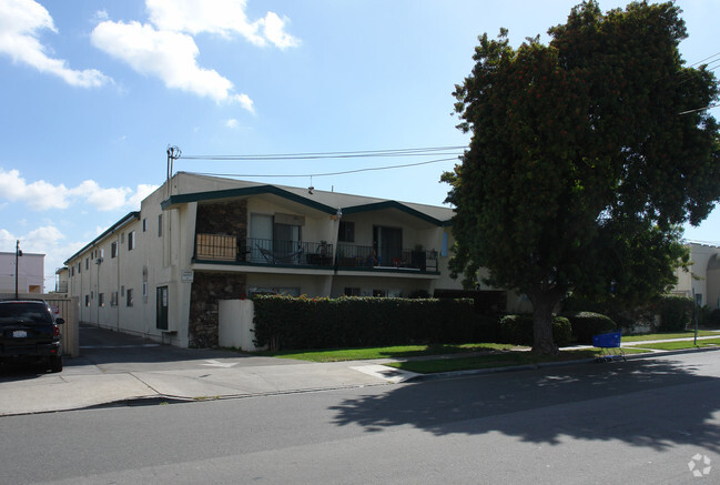 Building Photo - Courtyard Apartments at La Pat Place