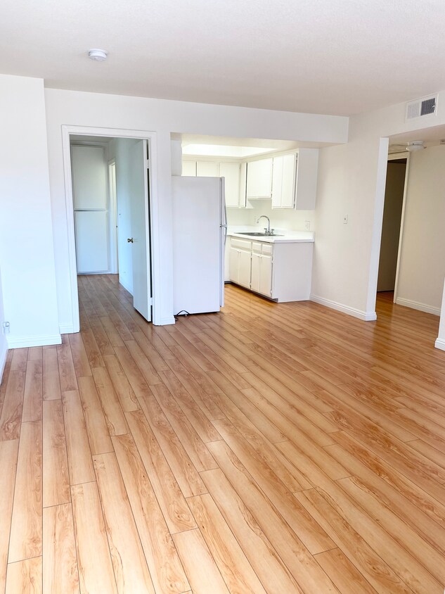 Sala de estar - 158 N Normandie Ave