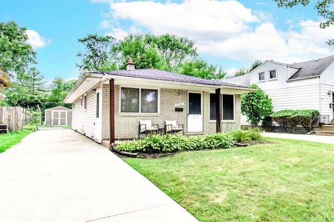 Building Photo - Furnished Short Term Rental in Royal Oak!