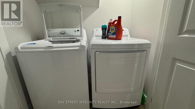 Photo du bâtiment - 272 Epsom Downs Dr