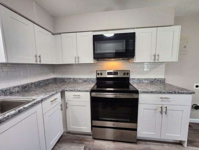 Foto del edificio - 2-Bedroom Townhome with Fenced Backyard and Modern Updates!