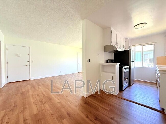 Foto del edificio - 233 N Hollywood Way