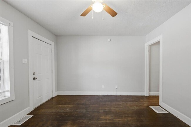 Building Photo - 37-37 S Sherman Dr