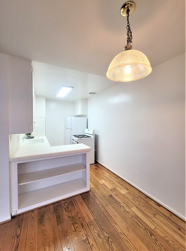 Building Photo - 218 S Gale Dr