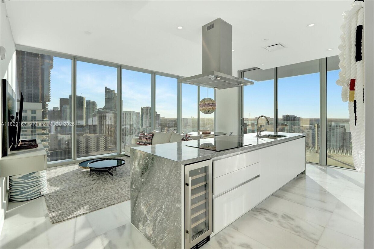 Foto principal - 700 NE 26th Terrace