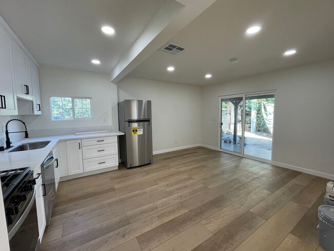 Building Photo - 1236 N Evergreen Ave
