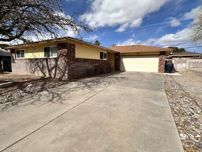 Foto del edificio - Move in Special 3 Bedroom 2 Bathroom with ...