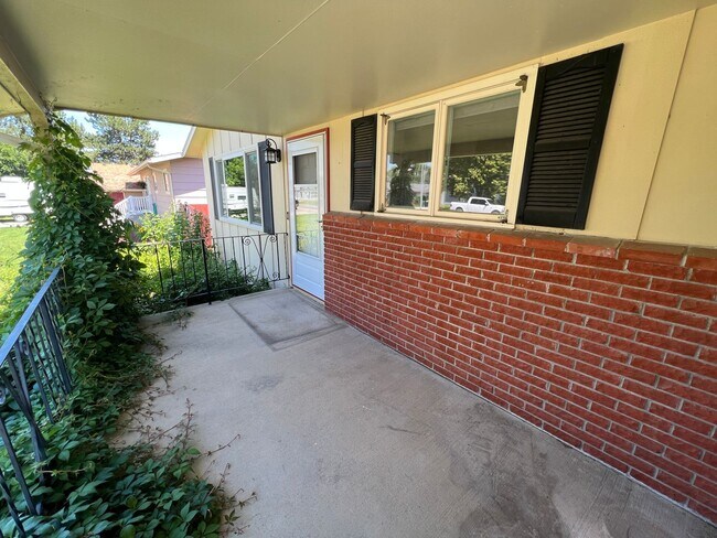 Foto del edificio - 5 bedroom 3 bathroom home for rent