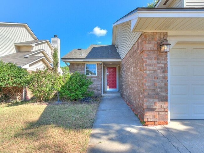 Building Photo - West Norman 2 Bed 2 Bath with Bonus /Flex ...