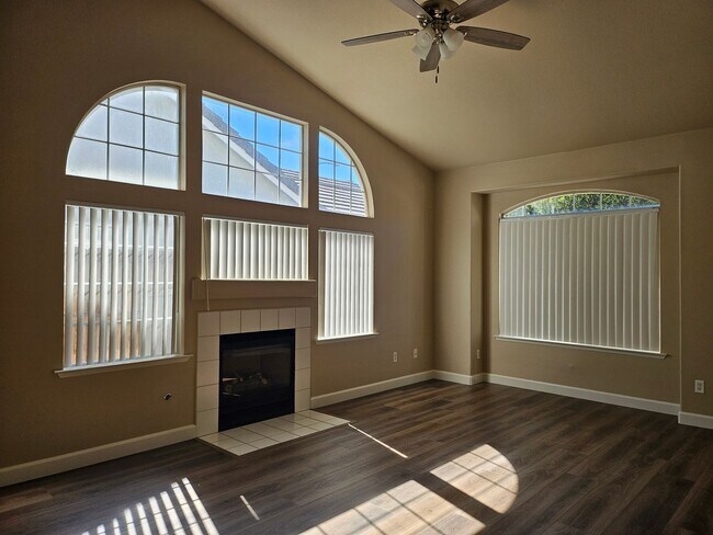 Foto del edificio - Completely remodeled home at Maple & Inter...
