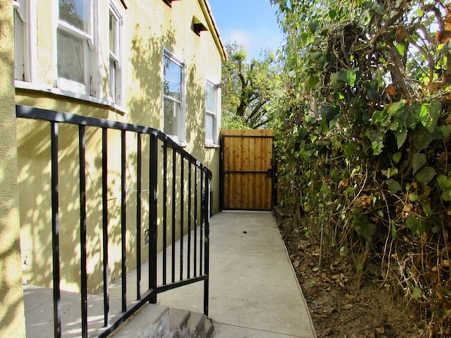 Building Photo - Prime Los Angeles area!  Remodeled 2bed/2b...