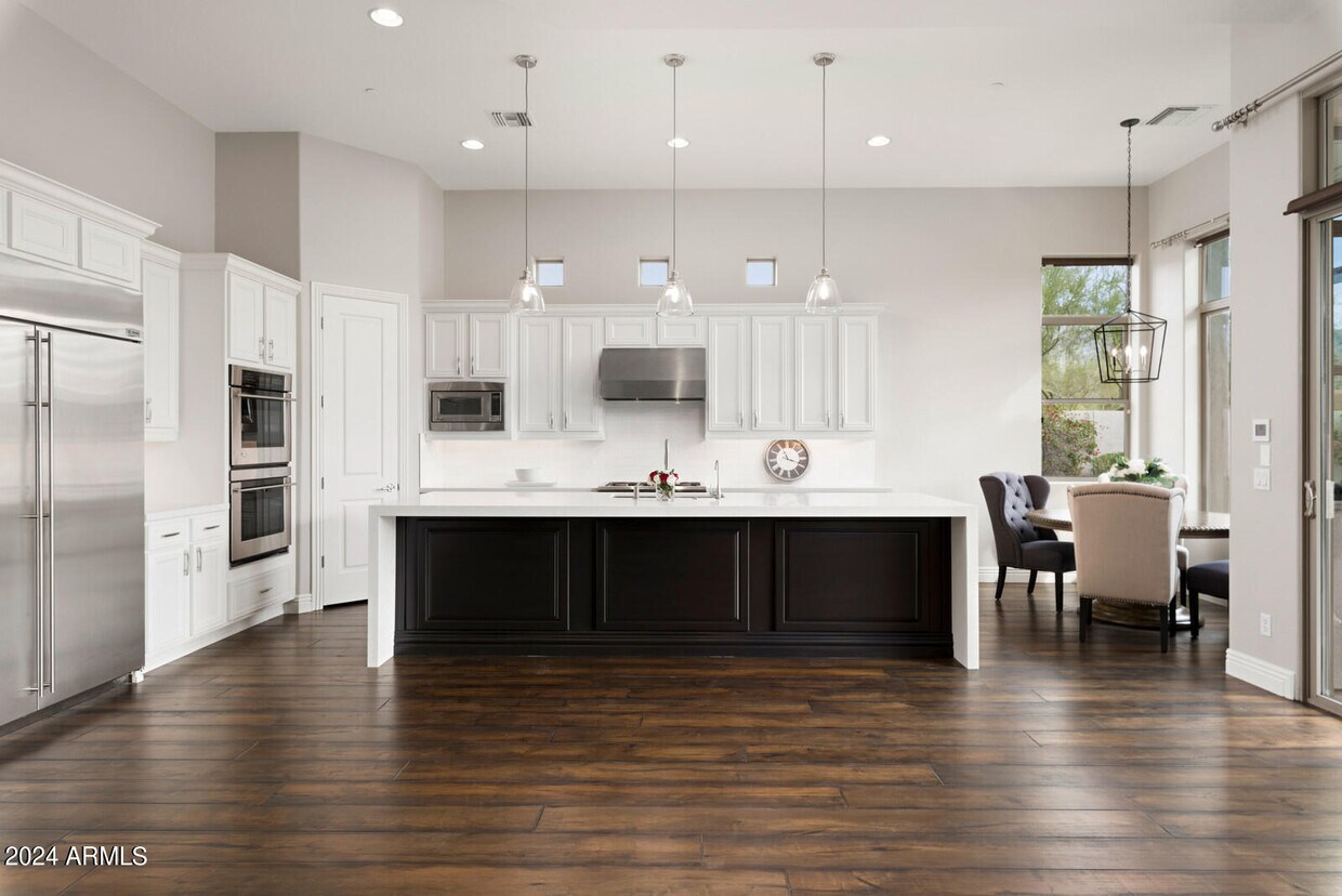 Primary Photo - 9901 E Edgestone Dr