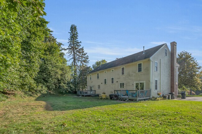Building Photo - 140 Low St