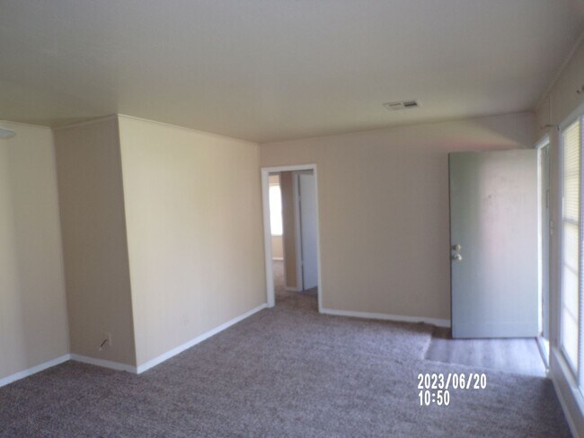 Building Photo - centrally located $200.00 off 1st  full month's rent