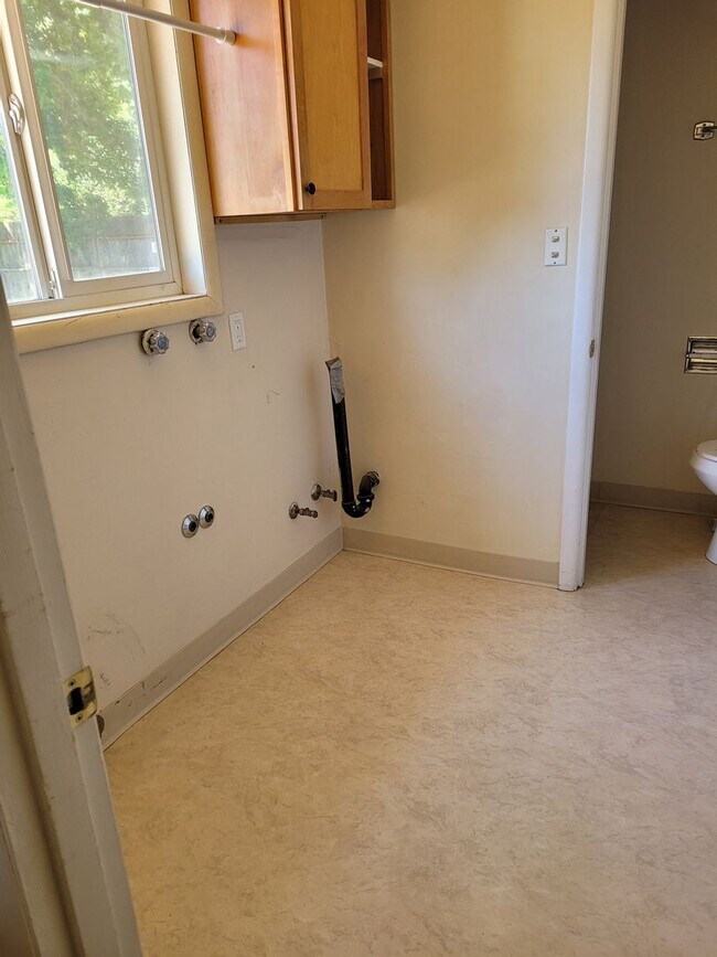 Building Photo - Nice 3 bedroom 1 & 1/2 bathroom home
