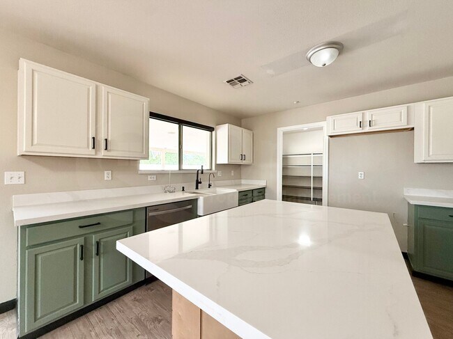 Building Photo - 16550 N Naegel Dr
