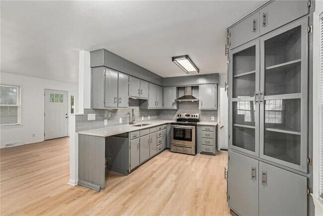 Building Photo - 321 NW 22nd St Terrace