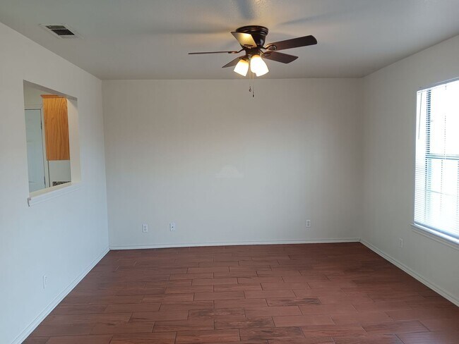Foto del edificio - 914 McDaniel Cir