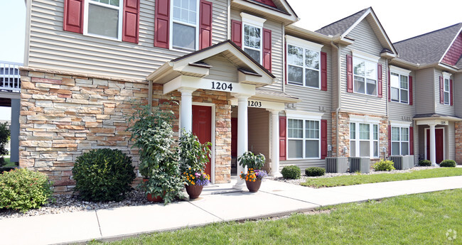 Exterior of Apartment Building with Private Entrances - Lehigh Park Apartments & Townhomes