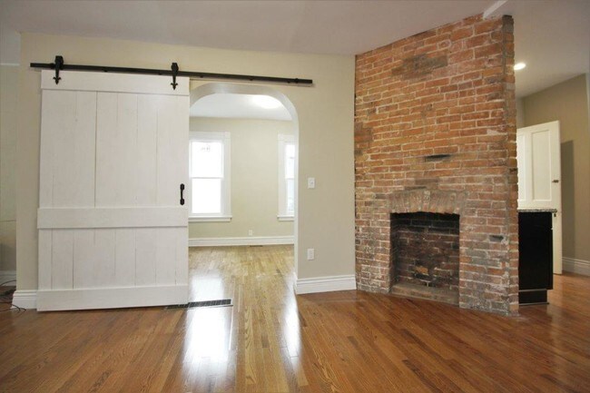 Building Photo - 353 Hoyt St