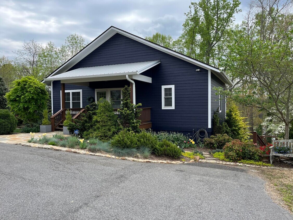 Primary Photo - 12 Twig Lane - Gorgeous, spacious home in ...