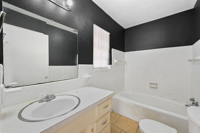 Foto del edificio - QUAINT  3 Bedroom, 2 bathroom House w Fireplace!!