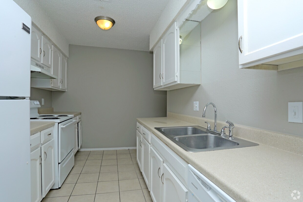 Tuscany Village Apartments 6900 London Way Oklahoma City, OK