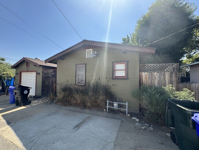 Foto del edificio - 2 bed 1 bath Back house Bungalow in Upland...