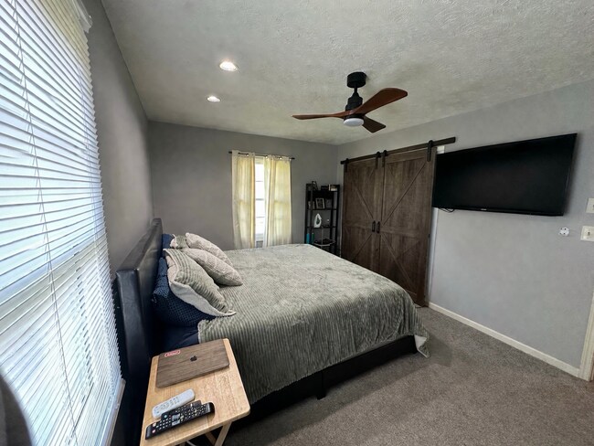 Foto del edificio - 3077 Laura Ln