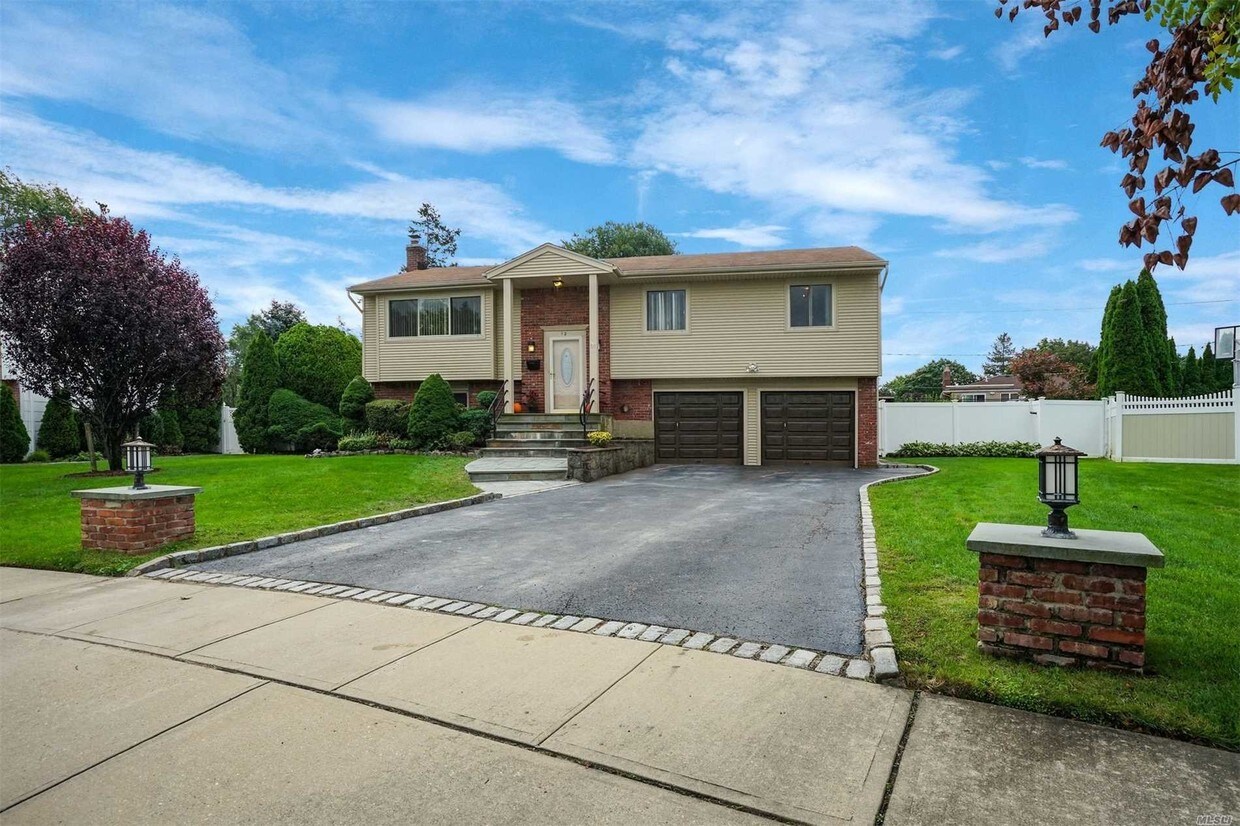 Primary Photo - 12 Pebble Pl