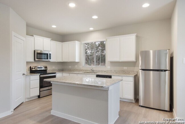Foto del edificio - 1 month free APRIL at Stadium Pointe- Tucked Away & Spacious in Northwest SA