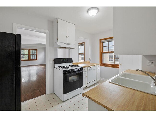 kitchen - 5421 Chicago Ave